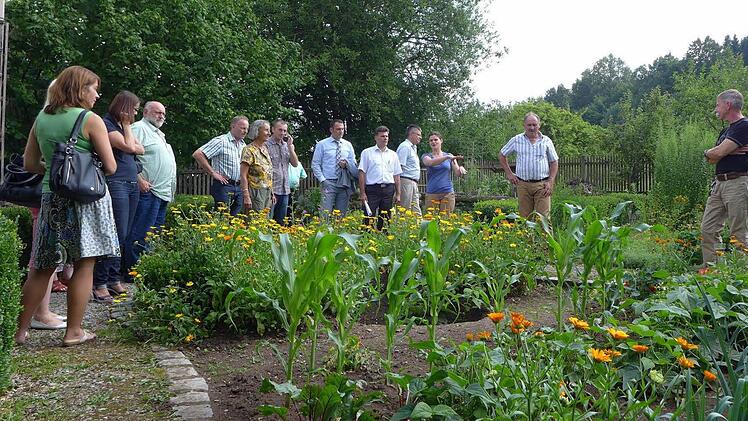 Die "Umwandlung eines klassischen Bauerngartens in eine Permakulturfläche" war ein Beispiel für ein Bürgerarbeiterprojekt. Bürgermeister, Bauhofleiter, Mitarbeiter von Jobcenter und VHS ließen sich von der pädagogischen Mitarbeiterin, Brenda Pfenning, über das Bürgerarbeitsprojekt im UBIZ informieren.  Foto: Sabine Meißner