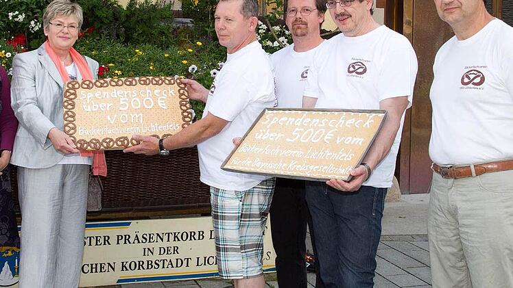 Spendenübergabe an die Bayerische Krebsgesellschaft nach der Riesenburger-Aktion des Bäckerfachvereins Lichtenfels 2013 Archivbild: Klaus Gagel