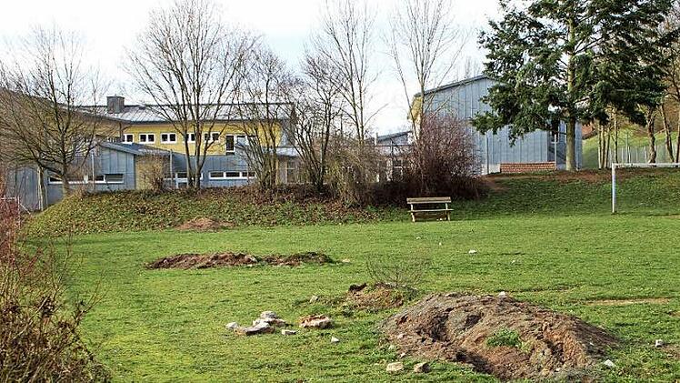 Zwei Themen, ein Bild: Wie geht es mit der Schule in Ebelsbach (Gebäude im Hintergrund) weiter? Darüber diskutierte der Gemeinderat. Ein Ergebnis liegt noch nicht vor. Auf dem alten Bolzplatz soll ein Altenheim errichtet werden. Dazu legte der Rat einige Details fest.  Fotos: Günther Geiling