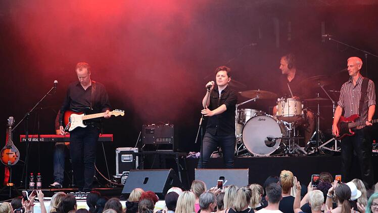 Michael Patrick Kelly zog seine Zuhörer beim Gastspiel im Rahmen des "Tambacher Sommers". Foto: Jochen Berger