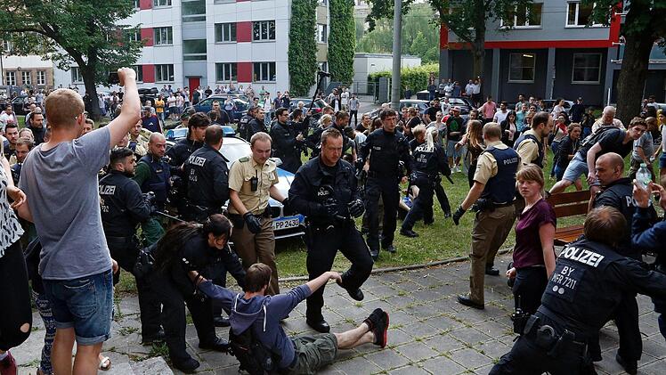 Die Polizei geht am Mittwoch in Nürnberg gegen Schüler vor, die mit einer Sitzblockade und Demonstration die Abschiebung eines 20 Jahre alten Berufsschülers in sein Herkunftsland Afghanistan verhindern wollen. Foto: Michael Matejka/ARC/Nürnberger Nachrichten/dpa