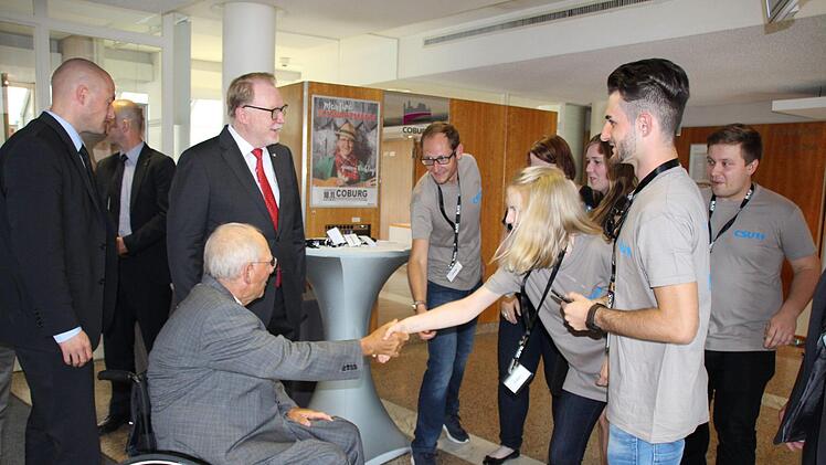 Im Foyer sprach Wolfgang Schäuble kurz mit einigen Mitgliedern der Jungen Union Foto: Oliver Schmidt