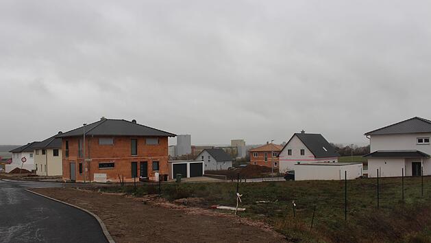 Das neue Baugebeit Hofleite in Sambach, wo laut dem Bürgermeister "die Häuser wie Pfiffer aus dem Boden gewachsen” sind. Fotos: Evi Seeger