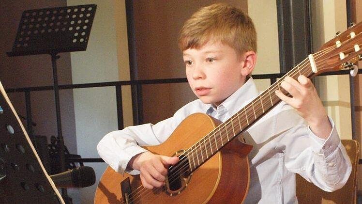 Michael Weibert trat als Gitarrensolist in Erscheinung.  Foto: Alfred Thieret