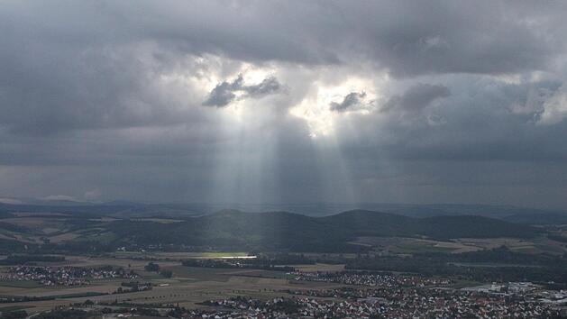 Ein Moment mit Symbolcharakter: Nur selten konnte sich in den vergangenen Wochen die Sonne durch die Wolken k&auml;mpfen, wie hier vom Staffelberg aus gesehen &uuml;ber Bad Staffelstein. Meist war es tr&uuml;b.