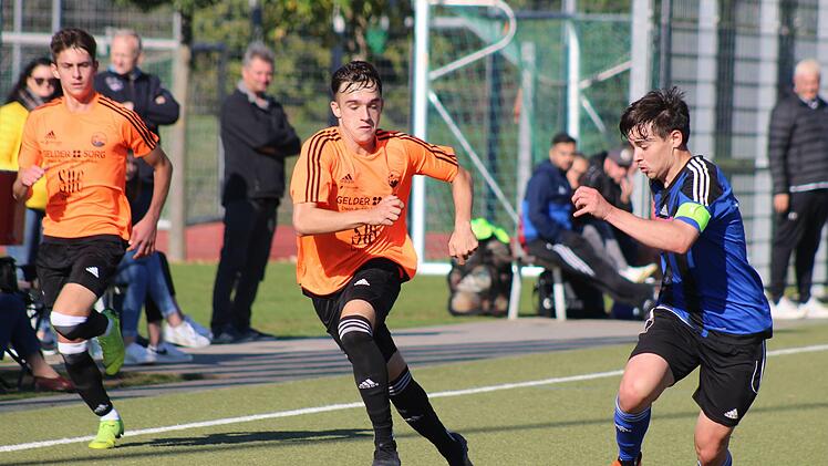 Paul Schwarz (oranges Trikot) traf gegen Weiden zum 1:0 für die U 19 der Vestekicker ins "Schwarze".