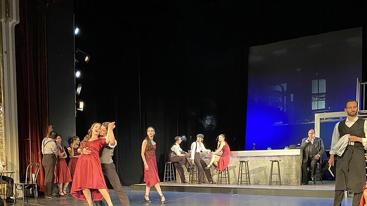 Die Tangobar in Buenos Aires im Gastspiel des Theaters Hof mit Piazzollas "Maria de Buenos Aires" im Kurtheater