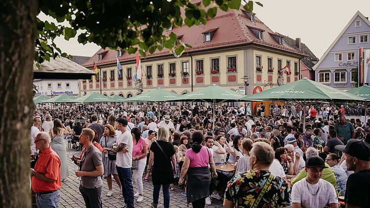 Lichtenfels: Mit Live-Musik, Flechtkulturlauf und CO. - Weinfest lockt auf Marktplatz