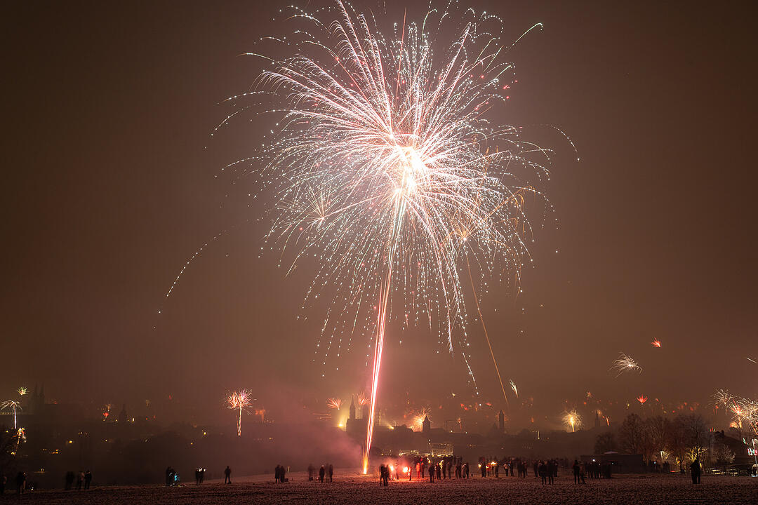 Silvester 2025: Bamberg schießt sich ins neue Jahr 2025 - Feuerwerk über der Domstadt Silvester 2025: Bamberg schießt sich ins neue Jahr 2025 - Feuerwerk über der Domstadt