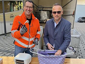 Sehr zufrieden mit dem Ergebnis der E-Schrott Sammelaktion am Landratsamt waren Oliver Lukaschewitsch, Mitarbeiter des Wertstoffhofs und Gefahrengutbeauftragter des Landkreises, sowie Jürgen Metz, Vorstand des KU.