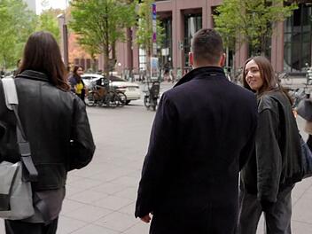 Leon (28, Mitte) ist Wirtschaftspr&uuml;fer. Obwohl er seinen Job mag, fragt er sich "am laufenden Band", wie lange er den Stress noch aush&auml;lt, gesteht er.