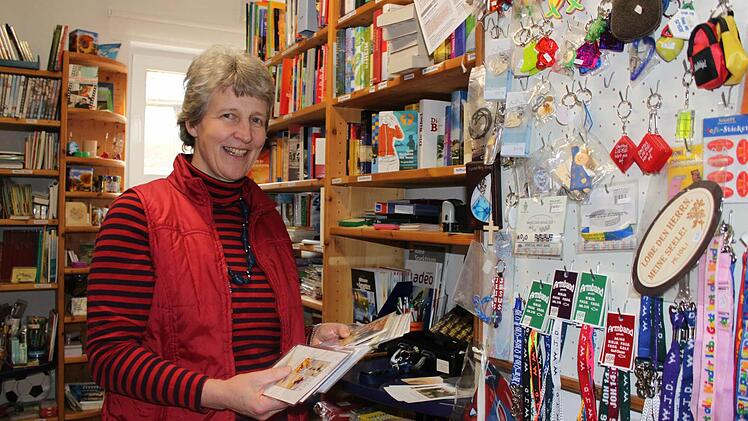 Irene Link in ihrem Reich - der CVJM-Buchhandlung in Haag.