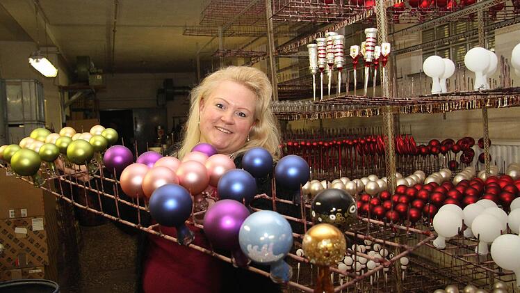 Farblich ist fast alles möglich - die Klassiker bleiben aber Rot, Gold, Silber und Frosttöne. Aber auch grüne Kugeln werden oft gewünscht.