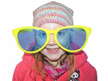 Die siebenjährige Tochter Anna hat sich die überdimensionale Zauberbrille aufgesetzt . Fotos. Stephan Stöckel