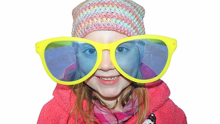 Die siebenjährige Tochter Anna hat sich die überdimensionale Zauberbrille aufgesetzt . Fotos. Stephan Stöckel