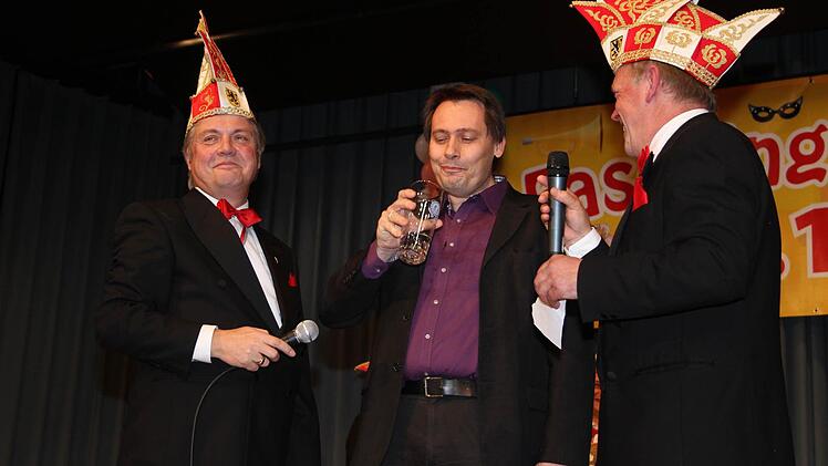 Faschingslieder zu gurgeln, ist gar nicht so einfach, musste Bürgermeister Roland Wolfrum feststellen.