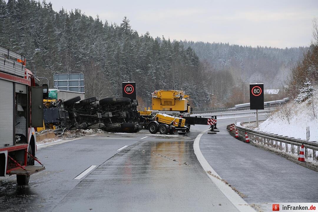 Tonnenschwerer Autokran stürzt auf schneeglatter A93 um