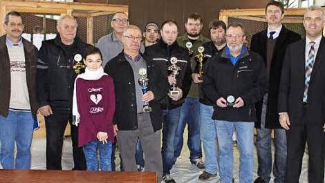 Die Pokal- und Preisgewinner der 44. Allgemeinschau der Kleintierzüchter in der Gruppe Kronach-Nord. Mit im Bild Bürgermeister Timo Ehrhardt (rechts) und Ausstellungsleiter Michael Wich (hinten, Dritter von links)