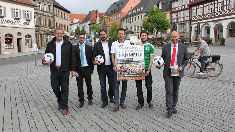 Teamplayer für ein gelungenes Public-Viewing-Erlebnis auf dem Lichtenfelser Marktplatz zur Fußball-Europameisterschaft: Bürgermeister Andreas Hügerich und Citymanager Steffen Hofmann (mit Plakat) mit den Sponsorenvertretern (v.l.) Christian Hoh (Brauhaus Leikeim), Payam Daneschwar und Daniel Hund (Concept Laser) sowie Oliver Hofmann (Sparkasse Coburg-Lichtenfels). Foto: Popp