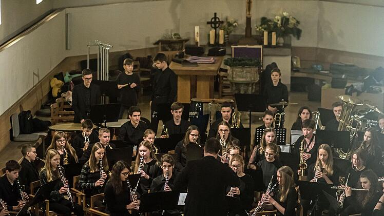 Großer Andrang: Zahlreiche Zuhörer erlebten das Adventskonzert des Gymnasiums Albertinum in der Coburger Heilig-Kreuz-Kirche.Foto: Jochen Berger