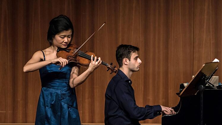 Die Geigerin Mayumi Kanagawa  und der Pianist  Ido Ramot beeindruckten bei ihrem Duoabend im Coburger Kongresshaus.Foto: Jochen Berger