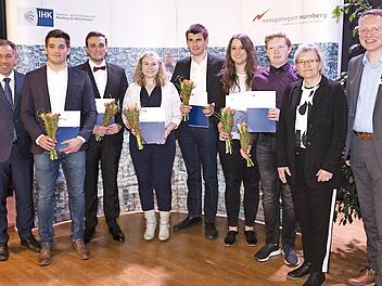 Die Prüfungsbesten mit Landrat Alexander Tritthart und Jutta Rost sowie Knut Harmsen Foto: Richard Sänger