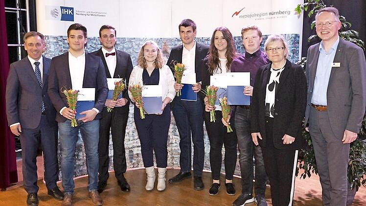 Die Prüfungsbesten mit Landrat Alexander Tritthart und Jutta Rost sowie Knut Harmsen Foto: Richard Sänger