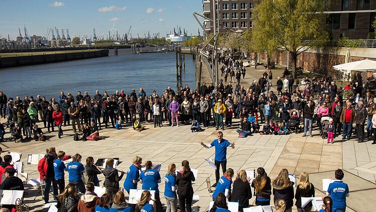 Standkonzert an der Elbe: Beim Besuch in Hamburg im Jahr 2017 war das fränkische Ensemble eine Attraktion am Hafen. Foto: Archiv JBO Scholz