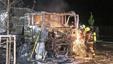 Nur noch ein Gerippe blieb von den komplett ausgebrannten Fahrzeugen übrig.