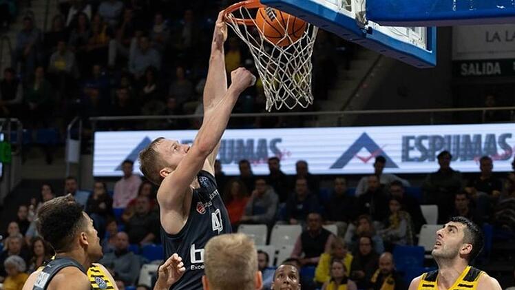 Per Dunking erzielte Bambergs Christian Sengfelder zwei seiner 20 Punkte. Foto: championsleague.basketball