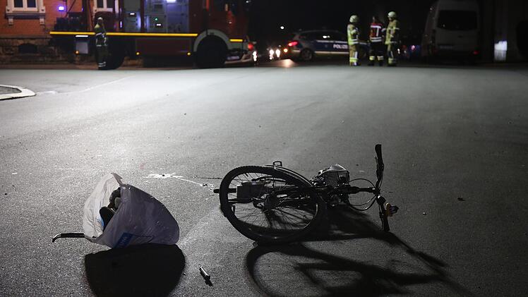 Am Samstagnachmittag wurde ein Radfahrer bei einem Unfall schwer am Kopf verletzt. Er musste mit einem Rettungshubschrauber ins Krankenhaus gebracht werden. Foto: News5/Fricke