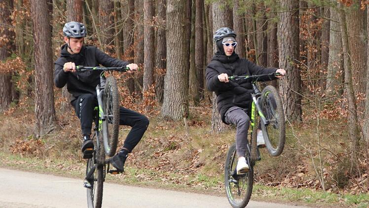 Bei Martin Müller und Jannik Buisker (von rechts) sieht das Fahren auf dem Hinterrad richtig spielerisch aus.  Foto: Andreas Dorsch