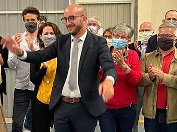 Anthony Descloziers feiert am Wahlabend mit seinen Weggefährten den Sieg der Liste "Ensemble pour Sainte-Luce". Foto: Homepage Stadt Sainte Luce