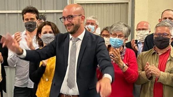 Anthony Descloziers feiert am Wahlabend mit seinen Weggefährten den Sieg der Liste "Ensemble pour Sainte-Luce". Foto: Homepage Stadt Sainte Luce