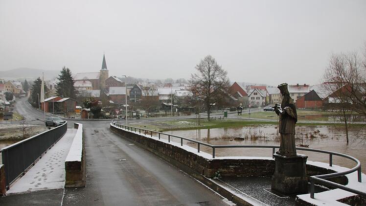 Der Nepomuk auf der Brücke in Elfershausen blickt auf viel Wasser. Foto: Ralf Ruppert