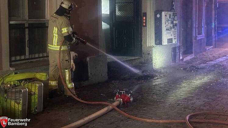 Brandstiftung an Wohnhaus in Bamberg: Bewohner ins Freie gebracht