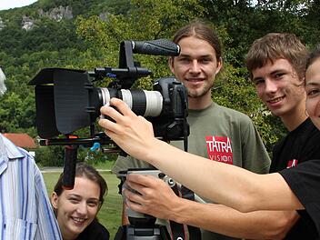 Rainer Hahn    in   Muggendorf  mit seinem slowakischen Filmteam (v.l.):  Tea Bodova, Jan Barilla, Daniel Kapusta und Barbara Kubicova  Foto: Nikolas Pelke