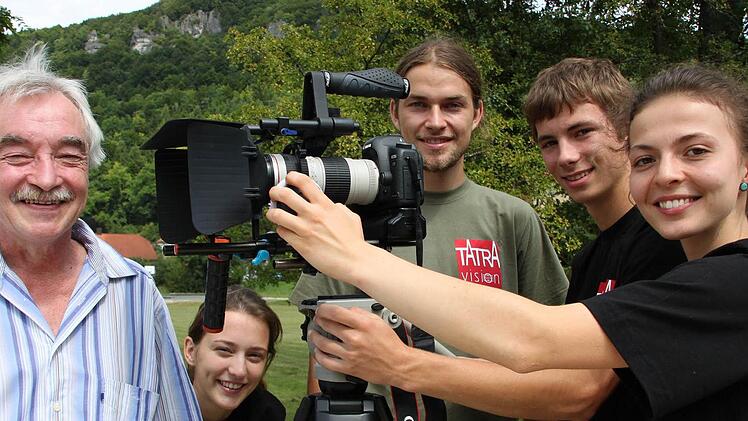 Rainer Hahn    in   Muggendorf  mit seinem slowakischen Filmteam (v.l.):  Tea Bodova, Jan Barilla, Daniel Kapusta und Barbara Kubicova  Foto: Nikolas Pelke