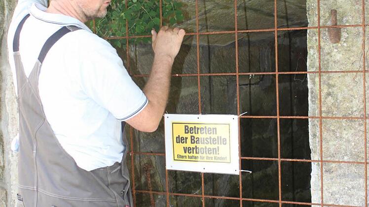 Mit einer Baustahlmatte wird der Keller verschlossen. So ist für ausreichende Belüftung gesorgt.
