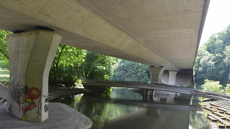 Am schlechtesten im Raum Bamberg wurde die Brücke der Bundesstraße 22 über den linken Regnitzarm in Bamberg bewertet. Foto: Ronald Rinklef
