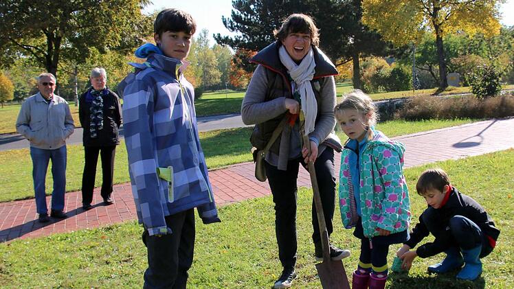Pflanzeinsatz beim Verwandtenbesuch: Tatkräftig halfen Daniel, Hannah, Anne und Philipp Sauer (von rechts) aus Schwäbisch-Hall mit, die 10 000 Krokus-Zwiebeln in der Erde zu versenken. Foto: Bettina Knauth