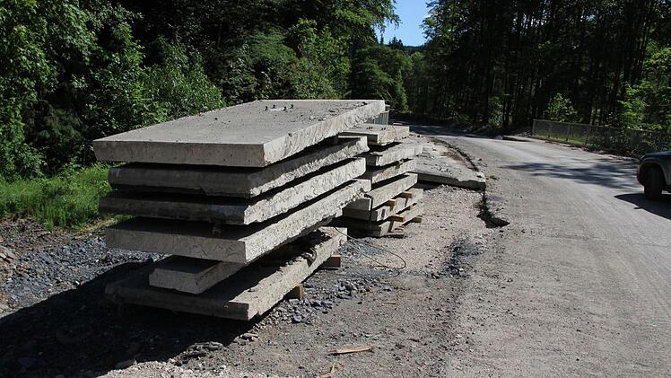 An der Kremnitzbrücke wurden die Deckplatten der Brückenkappen entfernt, weil die Trassenführung leicht verändert wird.  Foto: Friedwald Schedel