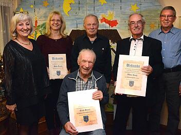 Geehrte des Rauchclubs: Vereinsvorsitzende Ulrike Dempsey (von links), Jutta Kunze, Walter Schuck, Albert Koch sowie Heinz Werner; vorne sitzend Erich Bauer Foto: Peter Rauch