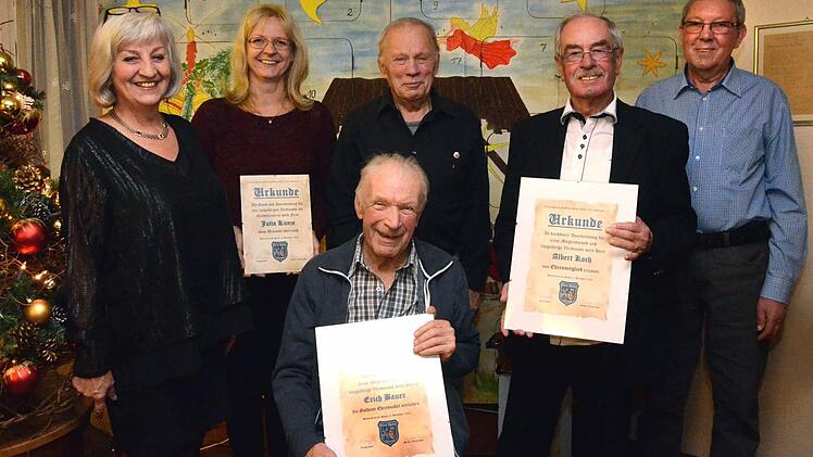 Geehrte des Rauchclubs: Vereinsvorsitzende Ulrike Dempsey (von links), Jutta Kunze, Walter Schuck, Albert Koch sowie Heinz Werner; vorne sitzend Erich Bauer Foto: Peter Rauch