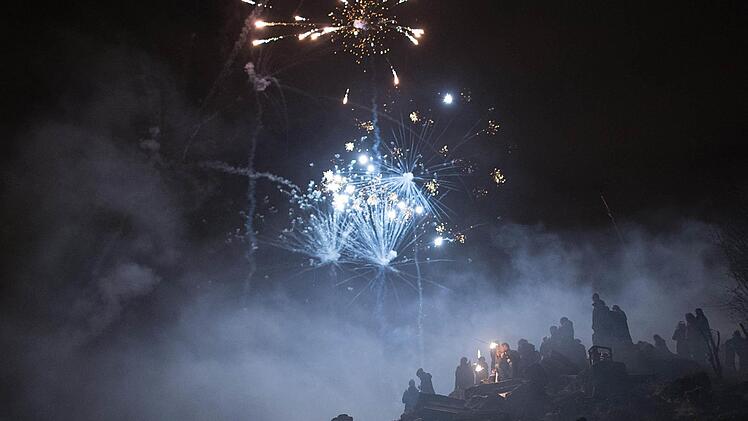Nicht &uuml;berall freier Himmel f&uuml;r das Feuerwerk: In einigen Gebieten d&uuml;rfen sich Feiernde auf eine wolkenlose Silvesternacht freuen. Foto: Deniz Calagan/dpa