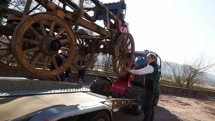 Der Wagen wird verladen.Foto: Arkadius Guzy