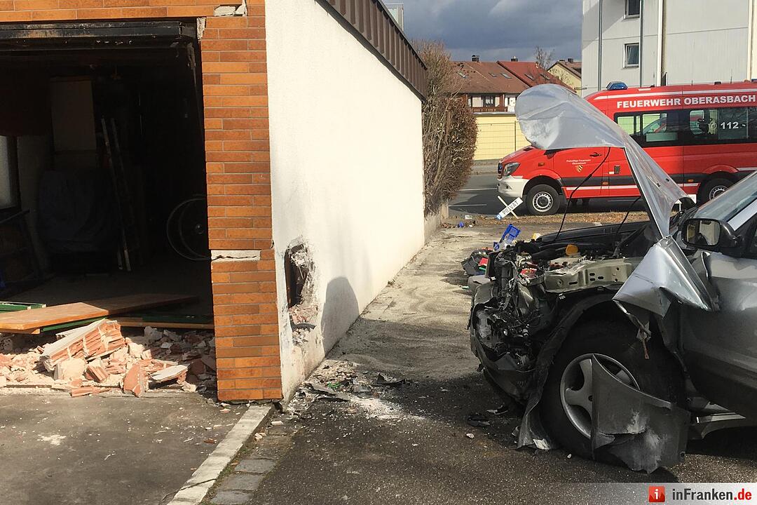 Senior rammt mehrere Autos in Tiefgarage und kracht dann gegen Mauer