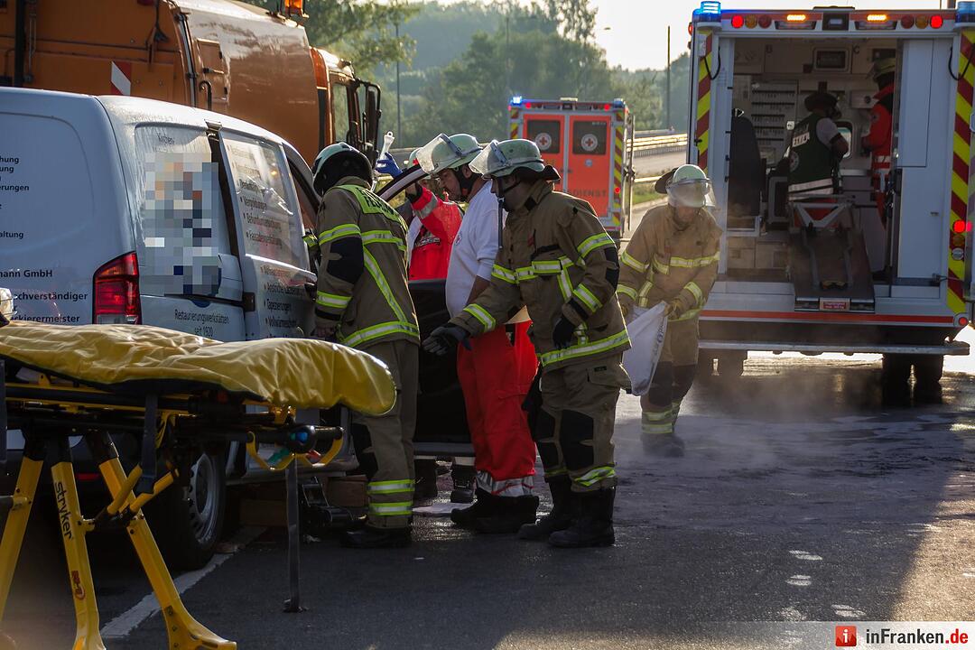 Schwerer Unfall in Fürth: Kleintransporter kracht in Kehrfahrzeug