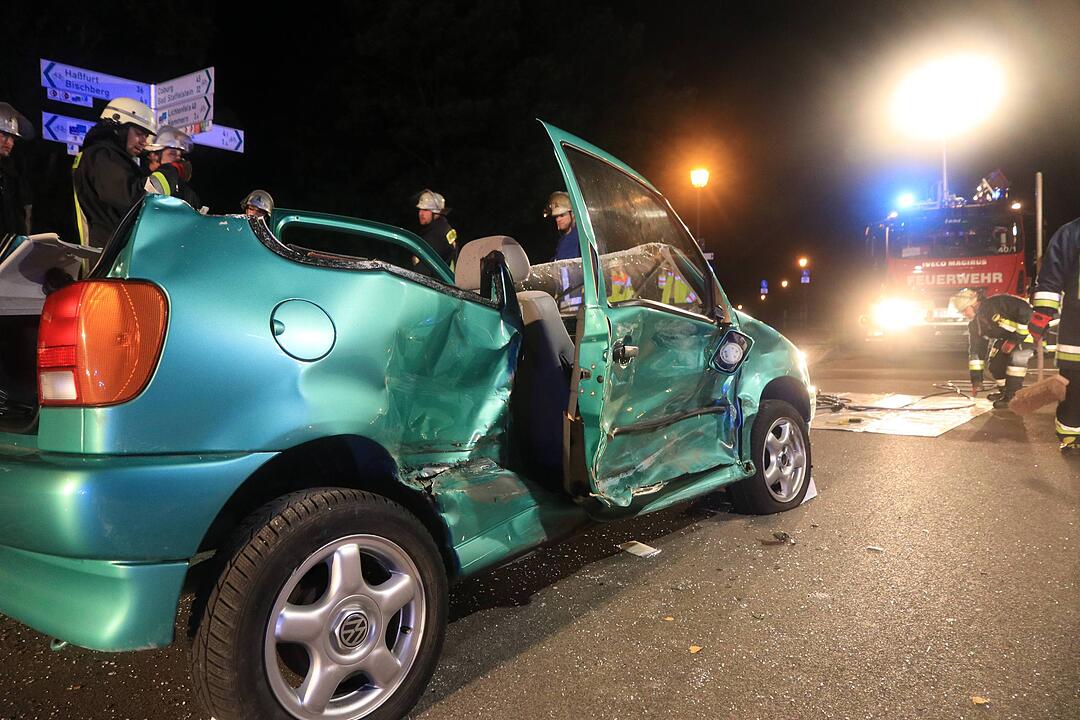 Schwerer Unfall in Hallstadt - Fahrer flieht