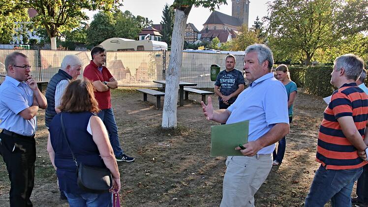 Die Sitzgruppen zwischen dem Wohnmobilstellplatz der Stadt Ebern und dem Fußweg, der vom Bahnhof zum Teegut-Kreisel führt, sollen entfernt werden, weil von dort Lärm zum Nachteil der Wohnmobilisten ausgehe, erläuterte Bürgermeister Jürgen Hennemann (vorne, Zweiter von rechts). Foto: Helmut Will